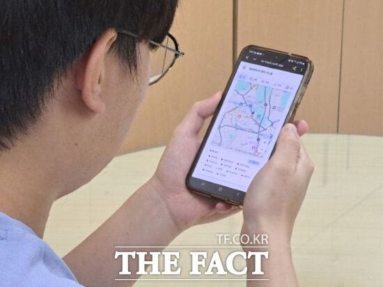 경기 파주시 한 공직자가 현수막 모바일 스마트 관리 시스템’을 통해 지역 내 현수막 현황을 살펴보고 있다./파주시