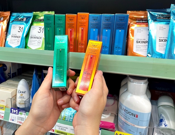 CU가 VT코스메틱과 손잡고 프리미엄 리들샷 라인인 컬러 리들샷 미니 사이즈를 출시한다. /CU