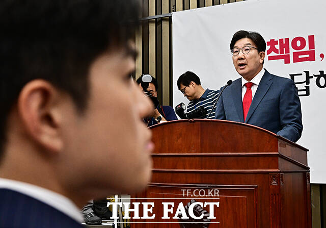 권성동 국민의힘 원내대표가 9일 오후 서울 여의도 국회에서 열린 의원총회에 참석해 모두발언을 하고 있다. 왼쪽은 김용태 비상대책위원장. /국회=배정한 기자