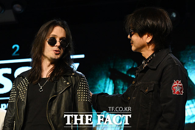 포토타임 중 디노 젤루식에 포즈 알려주는 윤도현(오른쪽).