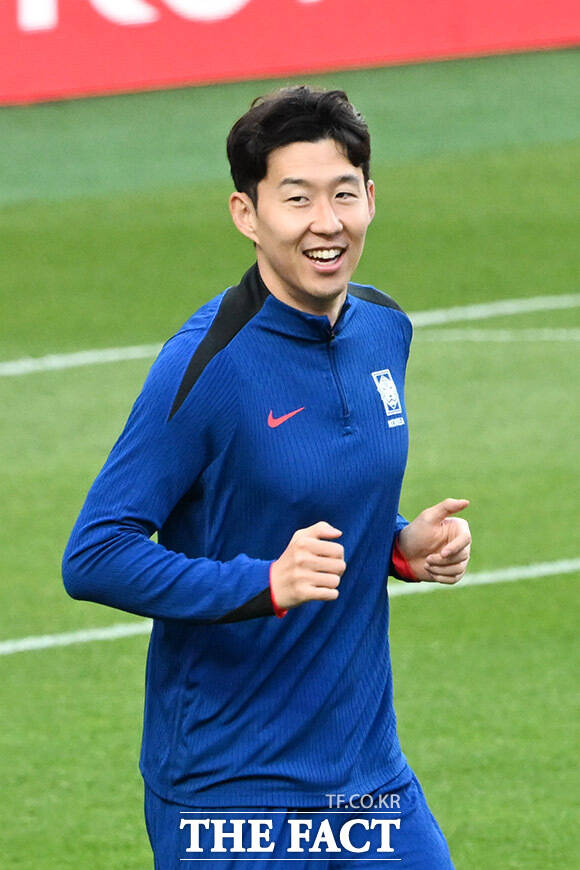 환한 미소로 훈련하는 캡틴 손흥민.