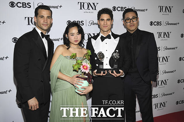 미국 배우 헬렌 J.셴, 대런 크리스, 마커스 최(왼쪽 두 번째부터)가 프레스룸에서 포토타임을 갖고 있다. /AP.뉴시스