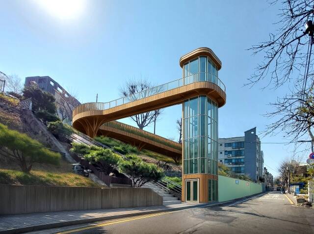 서울시가 고지대 거주자의 이동 불편 해소를 위해 지역 맞춤형 엘리베이터 설치에 나선다. 관악구 봉천동 비안어린이공원 인근 엘리베이터 설치 후 모습 예상도./서울시