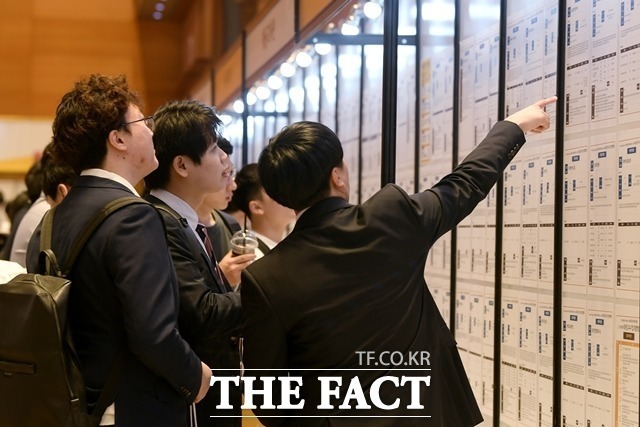 9일 고용노동부가 발표한 고용행정통계로 본 노동시장 동향에 따르면 5월 말 기준 고용보험 상시가입자는 1558만명이다. 지난해 같은 달보다 18만7000명(1.2%) 늘었다./더팩트 DB