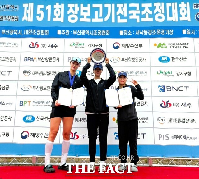 장성군 소속 조정팀이 준우승을 차지하고 기념사진을 찍고 있다./장성군