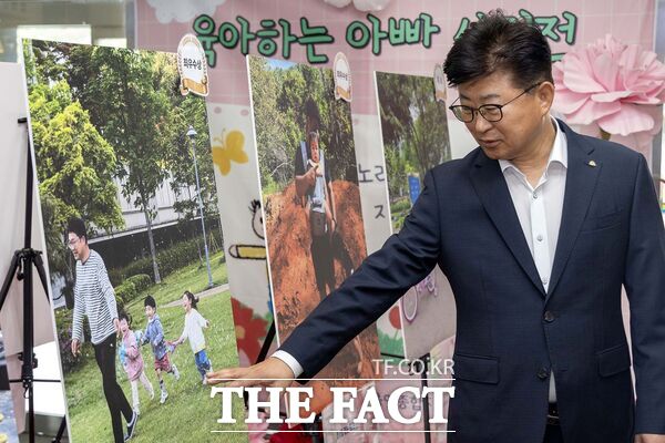 대전 대덕구는 오는 13일까지 육아하는 아빠 사진 공모전 수상작 전시회를 대덕구청 본관 1층 현관에서 개최한다. 최충규 대덕구청장이 공모전 수상 작품을 감상하고 있다. /대덕구