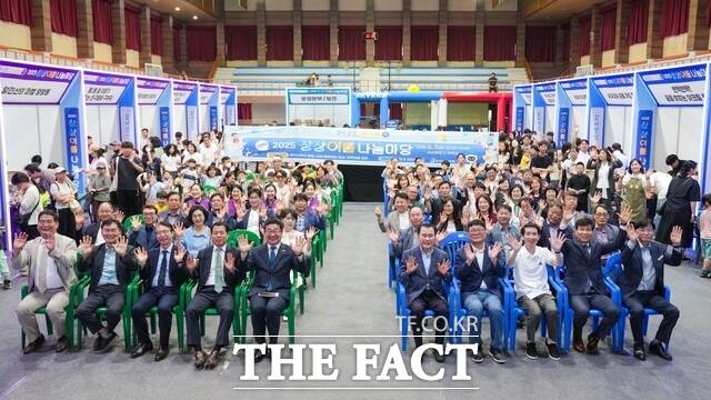 지난 7일 서산중앙고등학교에서 열린 2025 상상이룸 나눔마당에 참여한 학부모, 교사 등이 김지철 교육감과 함께 기념촬영을 하고 있다. /충남교육청
