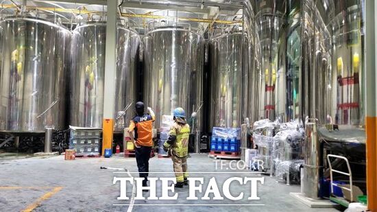 9일 오전 발생한 경기 남양주시 진건읍의 한 플라스틱 공장 락스 유출 사고와 관련, 경기북부소방재난본부 관계자들이 현장을 확인하고 있다./경기북부소방재난본부