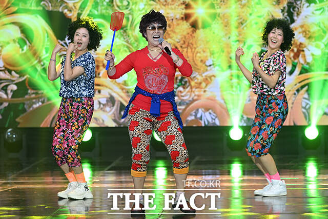 가수 이명화가 9일 오후 서울 마포구 SBS프리즘타워에서 열린 SBS Life 더트롯쇼에 참석해 유난이다 무대를 펼치고 있다. /서예원 기자