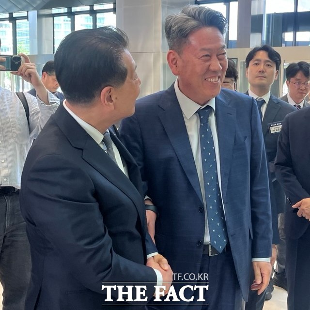 장인화 포스코그룹 회장과 서강현 현대제철 사장이 9일 오후 철의 날 행사에 앞서 서울 강남구 삼성동 그랜드인터컨티넨탈 파르네스 호텔 1층에서 만나 인사하고 있다. /최의종 기자