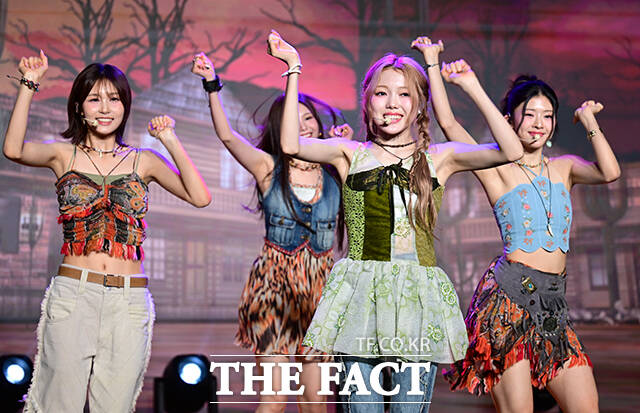 그룹 키라스가 9일 오후 서울 강남구 일지아트홀에서 열린 데뷔 쇼케이스에서 KILL MA BO$$ 무대를 펼치고 있다. /남윤호 기자