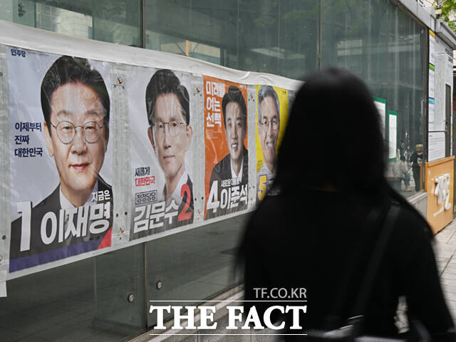 경찰이 제21대 대통령선거 출마했던 주요 후보들의 살해 위협 글 25건을 접수해 수사하고 있다. 이준석 개혁신당 대선 후보의 젓가락 발언과 관련 고발도 3건 접수돼 수사에 나설 예정이다. /이새롬 기