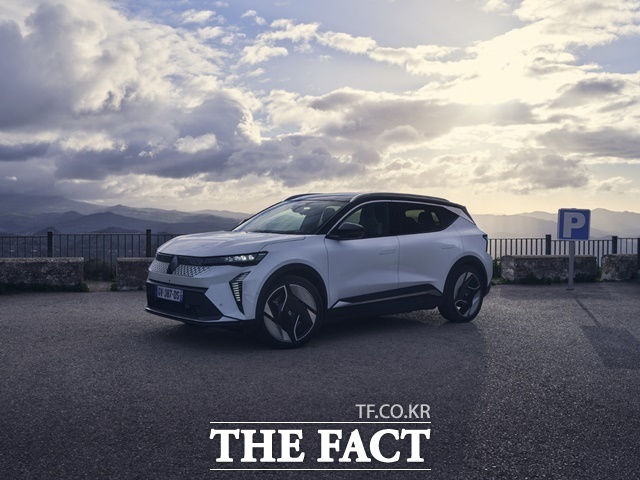 르노코리아가 오는 8월 국내 출시 예정인 순수 전기차 세닉 E-Tech의 고객 사전 확보를 위한 다양한 웨이팅 프로그램을 운영한다고 9일 밝혔다. /르노코리아