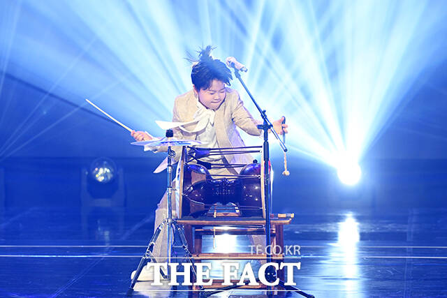 가수 황민호가 9일 오후 서울 마포구 SBS프리즘타워에서 열린 SBS Life 더트롯쇼에 참석해 관상타령 무대를 펼치고 있다. /서예원 기자