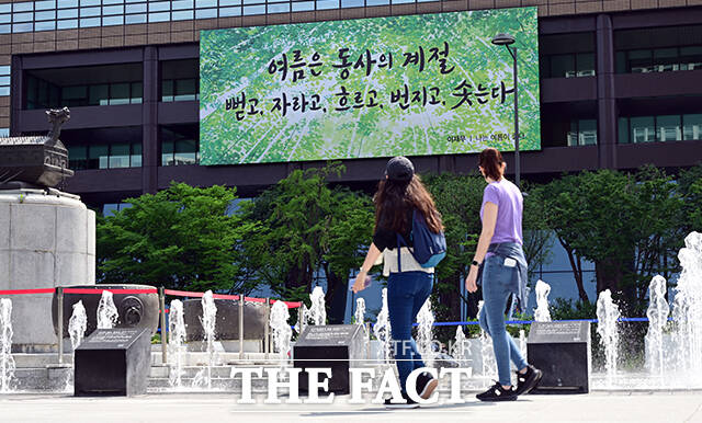 10일 전국이 가끔 구름이 많은 가운데 내륙을 중심으로 낮 기온이 30도 이상 오르는 곳이 많아 덥겠다. /임영무 기자