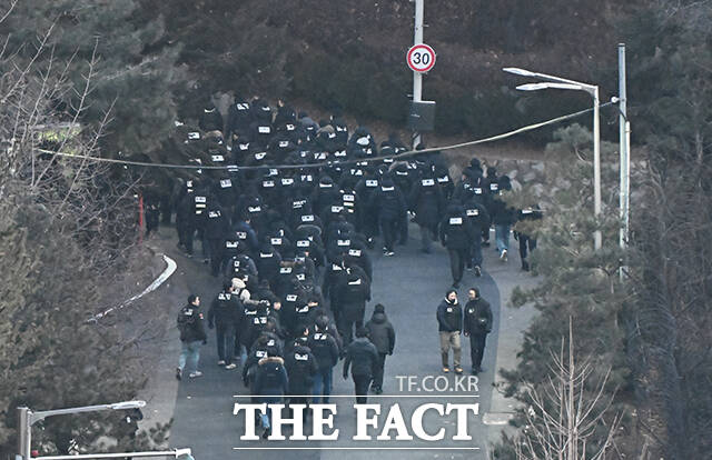 대통령실은 9일 비상계엄에 가담하고 법원의 영장 집행 등을 방해한 대통령경호처 본부장 5명에 대해 대기발령한다고 밝혔다. /임영무 기자