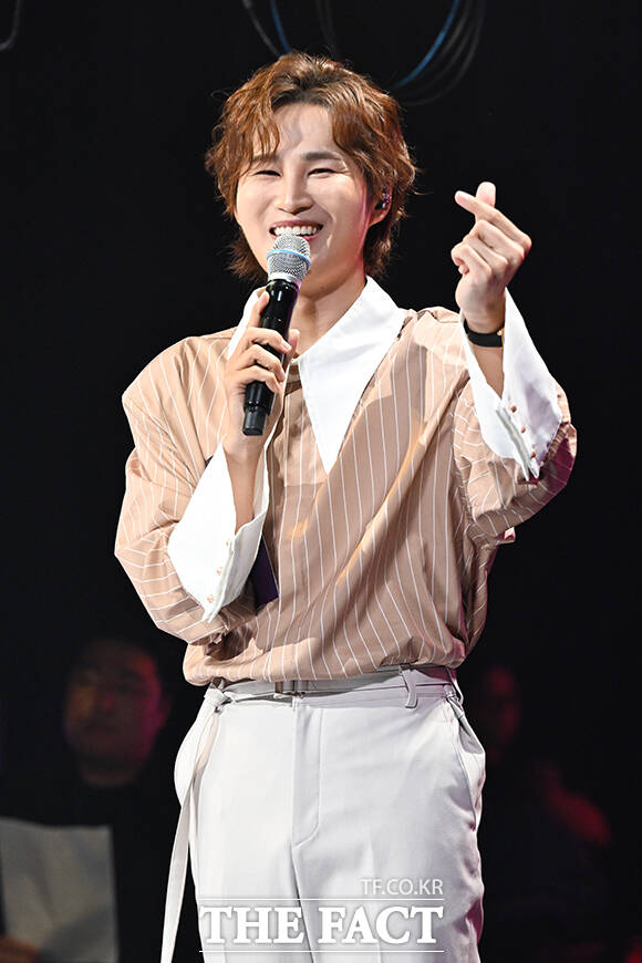 가수 김희재가 9일 오후 서울 마포구 SBS프리즘타워에서 열린 SBS Life 더트롯쇼에 참석해 진행을 하고 있다. /서예원 기자