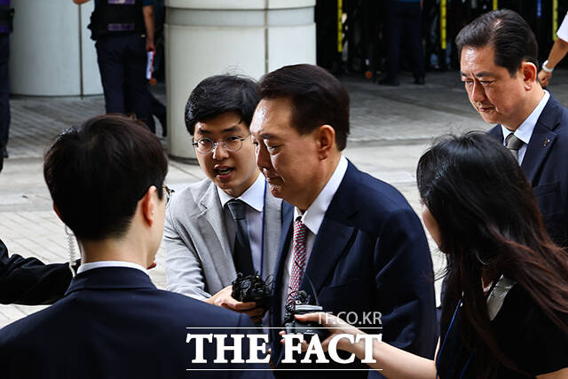 윤 전 대통령은 이날 취재진의 대선 결과를 어떻게 봤는가 국회의원 끌어내라는 지시 진짜 안 했나 등 질문에 묵묵부답으로 일관한 채 법정으로 향했다. /사진공동취재단