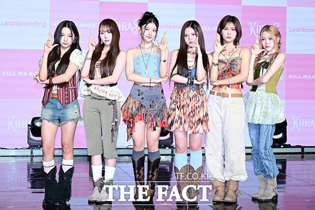 그룹 키라스가 9일 오후 서울 강남구 일지아트홀에서 열린 데뷔 쇼케이스에서 포토타임을 갖고 포즈를 취하고 있다. /남윤호 기자