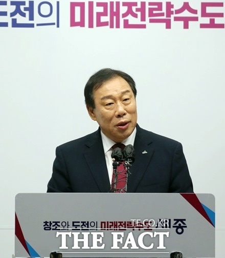 최민호 세종시장이 9일 세종시청 정음실에서 기자회견을 열고 있다. /김형중 기자