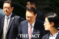  묵묵부답으로 법정 향하는 윤석열 전 대통령 [포토]