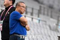  축구대표팀 훈련 지켜보는 박항서 KFA 부회장 [TF사진관]