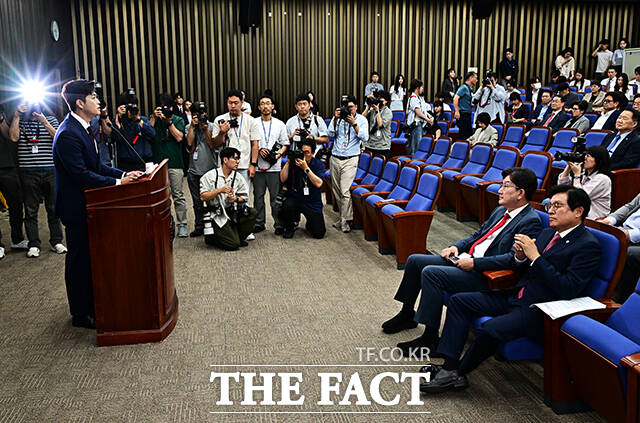 김용태 국민의힘 비상대책위원장이 9일 오후 서울 여의도 국회에서 열린 의원총회에 참석해 모두발언을 하고 있다. /배정한 기자