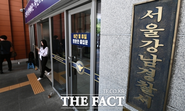 10일 서울 강남경찰서에 따르면 유명 아이돌 그룹이 속한 A 엔터테인먼트사는 지난달 말 신원이 밝혀지지 않은 B 온라인 소개팅 앱 운영자를 위조공문서행사 혐의로 고발했다. 이 운영자는 A 사를 사칭한 앱을 운영했으며, 앱에서 소개팅은 이뤄지지 않고, 음란 동영상이나 음란 방송만 송출되는 것으로 나타났다. / 더팩드DB