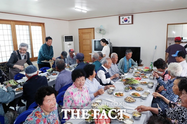 하동군이 농번기 농업인의 가사 부담을 덜기 위해 ‘농번기 마을식당을 운영한다./하동군