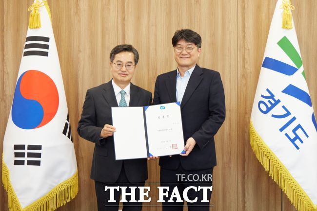 김동연 경기도지사가 10일 이은호 언론협력담당관에게 임명장을 전달한 뒤 기념 촬영을 하고 있다./경기도