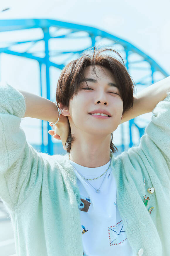 도영은 인터뷰에서 누워 있다가도 일어나고 싶어지게 만들거나 포기했던 무언가가 있으면 다시 시작을 해보고 싶게 만드는 음악들이 분명히 존재한다고 생각한다고 밝혔다. /SM엔터테인먼트