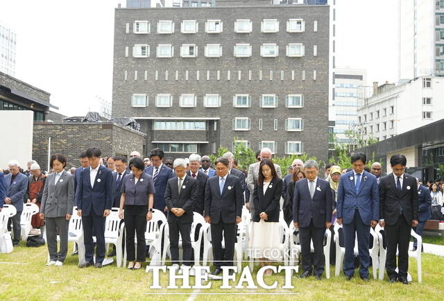 강기정 광주시장이 10일 서울 민주화운동기념관에서 열린 6·10민주항쟁 38주년 기념식에 참석해 묵념하고 있다. /광주시