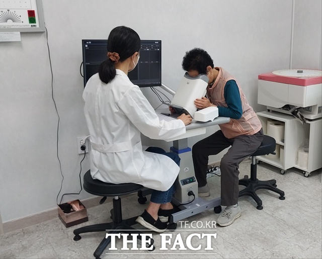 합천군이 인공지능(AI) 기반 안저검사(망막미세혈관검사) 기기를 도입했다./합천군