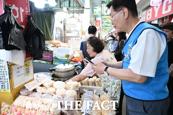 10일 문창전통시장에서 실시한 지역화폐 중구통(通) 출시 기념 사용 체험 및 일회용품 줄이기 교환 행사 모습./대전 중구