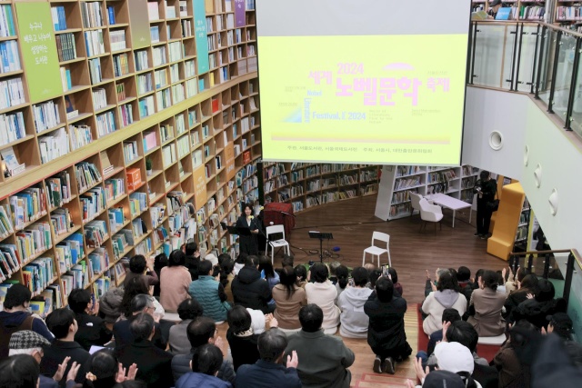 서울도서관이 서울시민이 아니어도 도서 대출을 허용하는 등 전국민의 도서관으로 거듭난다. 서울도서관 내부 사진 /서울시