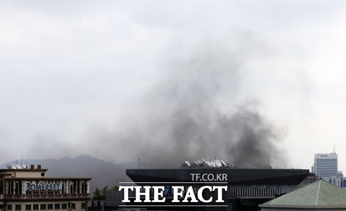 조계사 옆 불교중앙박물관에서 화재가 발생한 10일 오전 서울 종로구 정부서울청사에서 바라본 서울 도심 위로 검은 연기가 피어오르고 있다./뉴시스