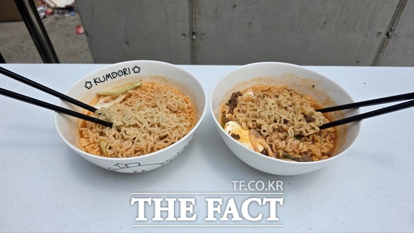 끓여진 꿈돌이 라면이 그릇에 담겨져 있는 모습. 왼쪽부터 해물짬뽕맛, 쇠고기맛 라면./정예준 기자