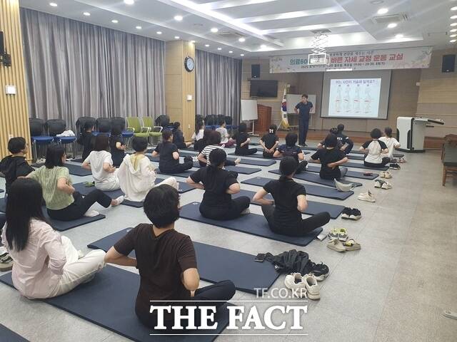 보성군이 바른 자세 교정 운동 교실을 운영하고 있다. /보성군