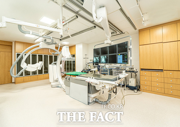 선병원재단 유성선병원 심뇌혈관센터가 중증 심뇌혈관 질환 중재술 역량 강화 목적으로 첨단 디지털 혈관조영 촬영장비인 아티스 큐 바이플레인 시스템을 도입했다./유성선병원