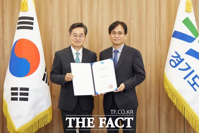 김동연 경기도지사가 10일 김정훈 소통협치관에게 임명장을 전달한 뒤 기념 촬영을 하고 있다./경기도