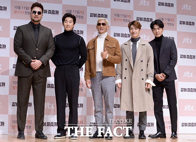 주낙영 경주시장이 그룹 god를 한물간 가수라고 언급한 것에 팬들이 분노하자, 리더 박준형(가운데)이 누구의 실수의 말들 때문에 상처 안 받았으면 한다. 우리는 괜찮으니까라며 다독였다. 왼쪽부터 김태우 윤계상 박준형 손호영 데니안. /더팩트 DB
