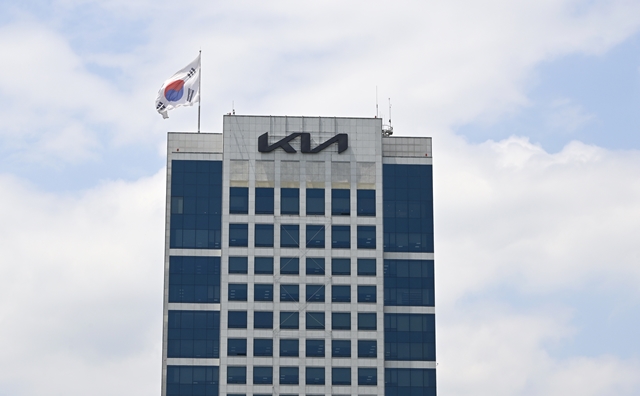 10일 더팩트 취재를 종합하면 전국금속노동조합 기아자동차지부가 최근 실시한 내부 설문조사에서 '여성 조합원을 G1에서 G2로 자동 승급시키는 방안'이 포함된 것으로 확인됐다. /더팩트 DB