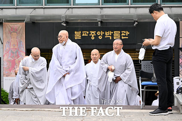 진우스님을 비롯한 스님들이 화재가 난 박물관에서 현장을 확인한 뒤 나서고 있다.
