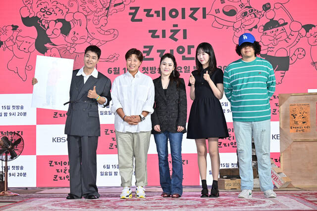 방송인 전현무, 전 골프선수 박세리, 첼리스트 및 지휘자 장한나, 배우 지예은, 이창수 PD(왼쪽부터)가 10일 오전 10시 서울 영등포구 KBS 별관에서 진행된 크레이지 리치 코리안 제작발표회에 참석해 포즈를 취하고 있다. /KBS2