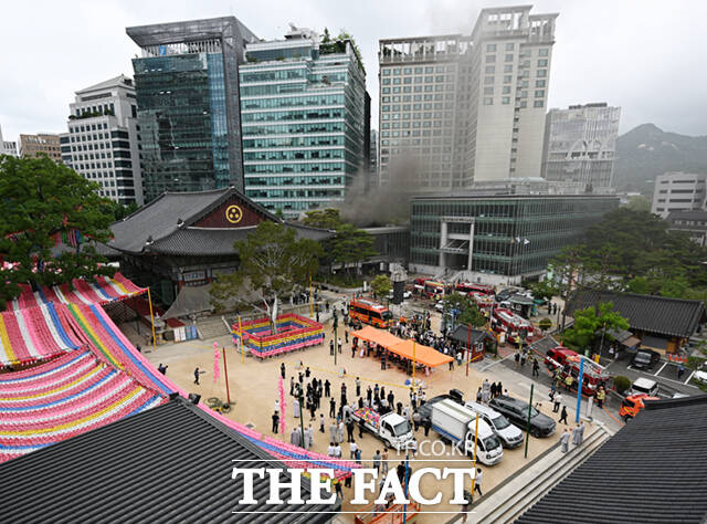 10일 대한불교조계종 총무원에서 불이 나 스님과 종무원들이 긴급 대피했다. 화재 원인이 에어컨 설비 누전에 의한 것으로 알려진 가운데 경찰과 소방당국은 정확한 화재 원인을 조사 중이다. /서예원 기자