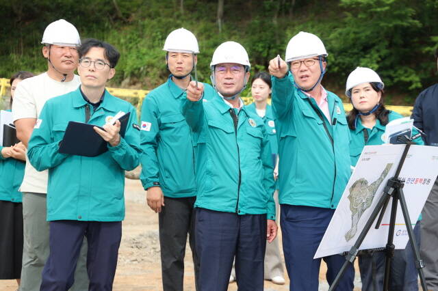 정인화 광양시장이 현장을 직접 찾아 점검하고 있다. /광양시