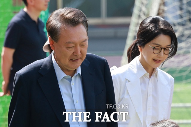 이재명 대통령이 10일 국무회의에서 내란·김건희·채상병 3대 특검법 공포안을 재가했다. 사진은 윤석열 전 대통령과 배우자 김건희 여사가 제21대 대통령 선거일인 3일 서울 서초구 한 초등학교에 마련된 투표소로 향하는 모습. /임영무 기자