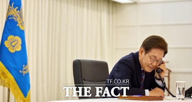 이재명 대통령의 파기환송심 기일이 연기된 가운데 검찰은 재판 진행을 위한 방법을 고심하고 있으나 사실상 할 수 있는 방법이 없는 것으로 보인다. 이재명 대통령이 지난 6일 서울 한남동 관저에서 도널드 트럼프 미국 대통령과 전화 통화를 하고 있다. /대통령실