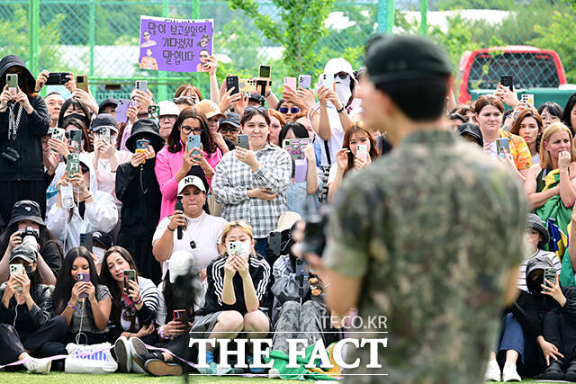 RM과 뷔가 전역 소감을 말하는 가운데 BTS의 팬클럽 아미가 많이 보고싶었어. 기다렸지 말입니다라고 적은 글귀를 들고있다.