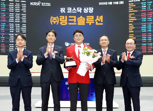 10일 한국거래소 서울사옥 홍보관에서 열린 링크솔루션의 코스닥시장 상장기념식에서 (왼쪽부터) 김대영 한국IR협의회 부회장, 민경욱 한국거래소 코스닥시장본부장, 최근식 링크솔루션 대표이사, 금정호 신영증권 사장, 강왕락 코스닥협회 부회장 등이 기념촬영을 하고 있다. /한국거래소